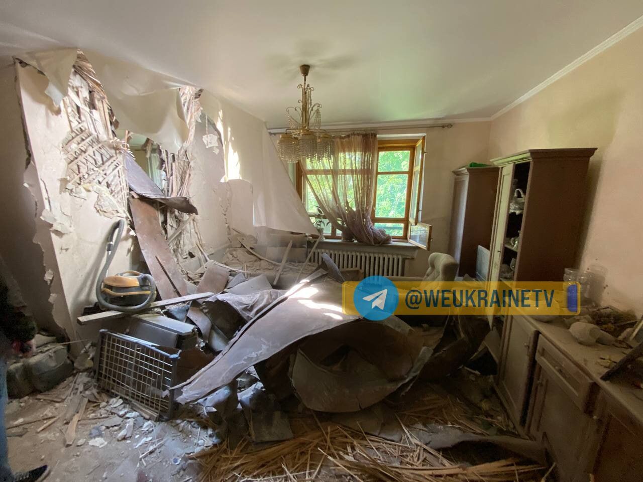 Пробило крышу и перекрытие этажа: в сети показали фото квартиры, на которую упали обломки ракеты РФ в Днепре