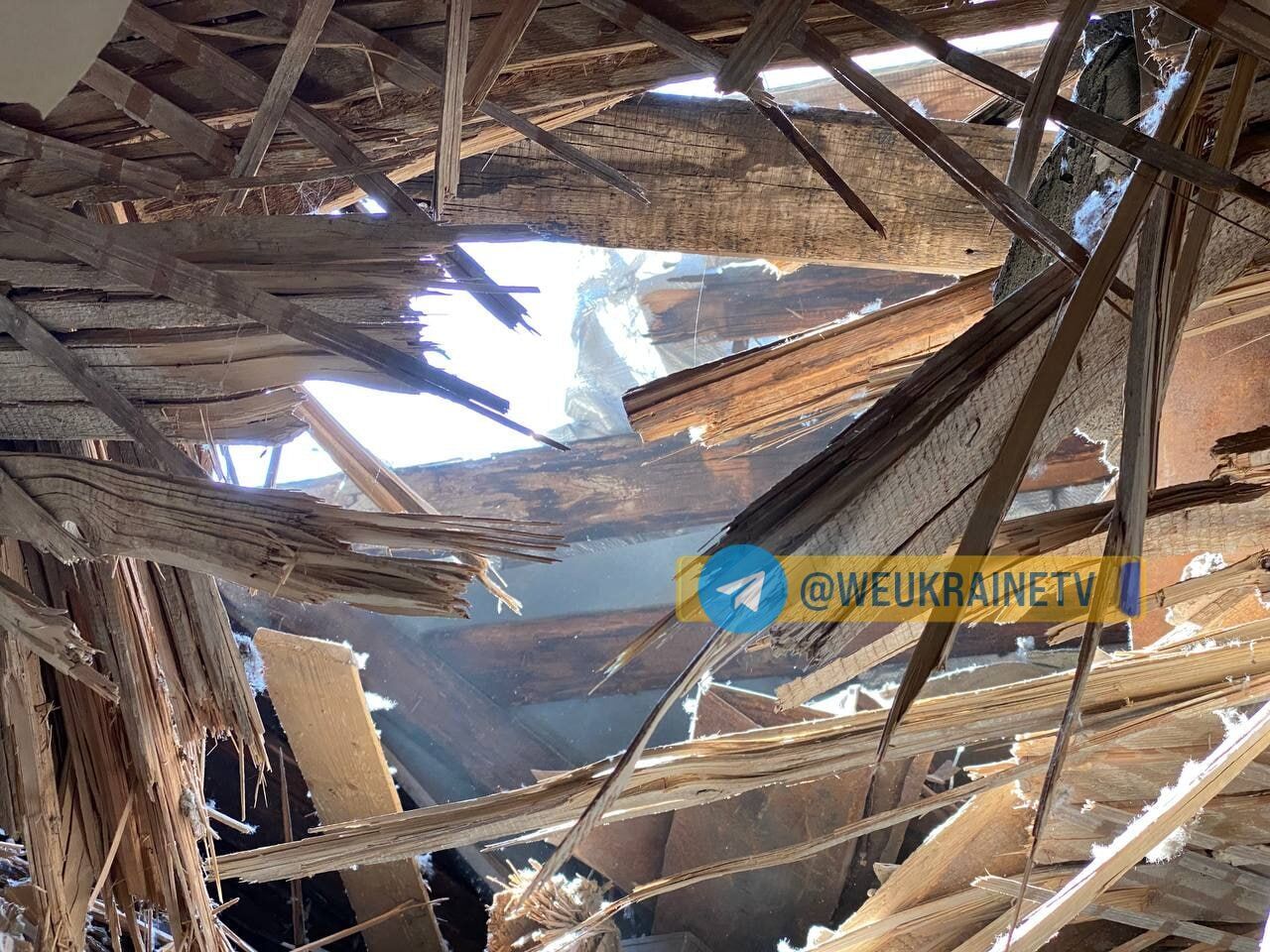 Пробило крышу и перекрытие этажа: в сети показали фото квартиры, на которую упали обломки ракеты РФ в Днепре