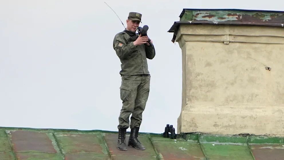 Бояться "бавовни": на параді в Москві помітили силовика з антидроновою рушницею. Фото 