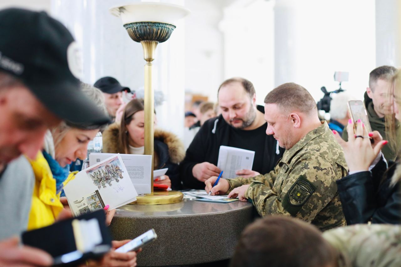 В Україні ввели в обіг поштову марку, присвячену "Гвардії наступу". Фото