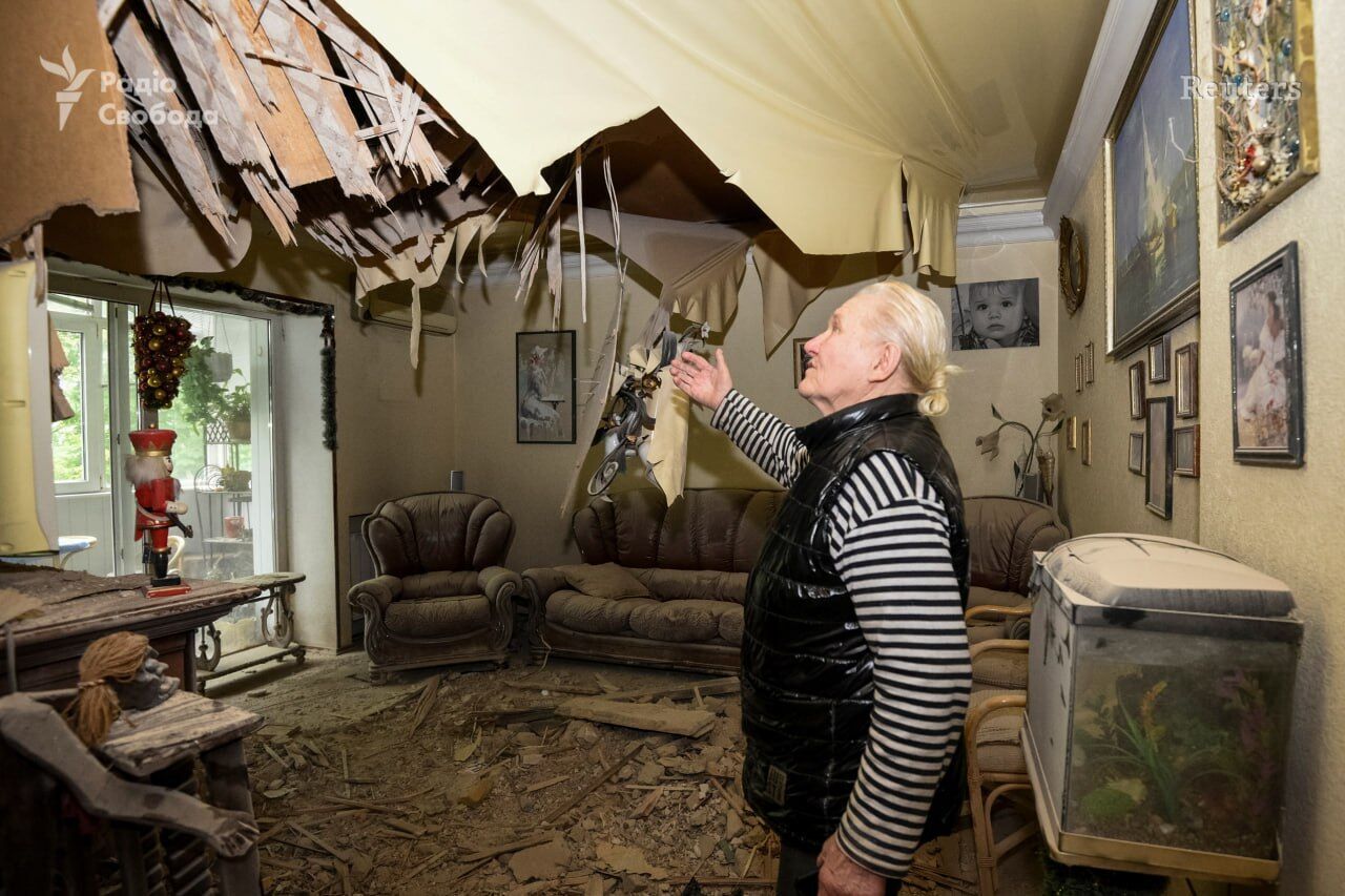 Пробило крышу и перекрытие этажа: в сети показали фото квартиры, на которую упали обломки ракеты РФ в Днепре