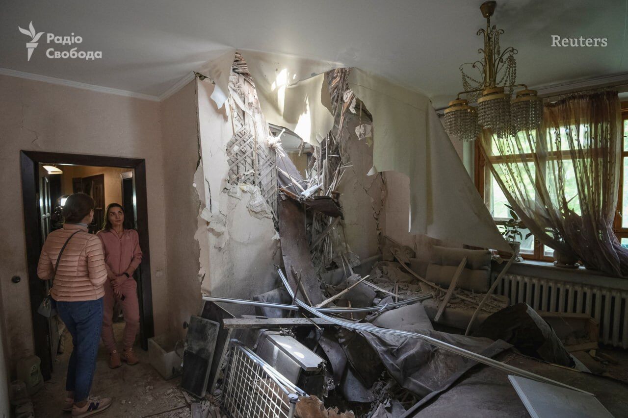 Пробило крышу и перекрытие этажа: в сети показали фото квартиры, на которую упали обломки ракеты РФ в Днепре