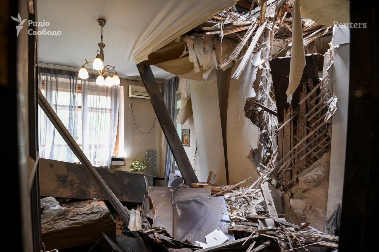 Пробило крышу и перекрытие этажа: в сети показали фото квартиры, на которую упали обломки ракеты РФ в Днепре