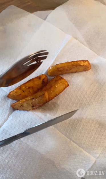 Картофель фри без фритюрницы: получается очень золотистым и хрустящим.
