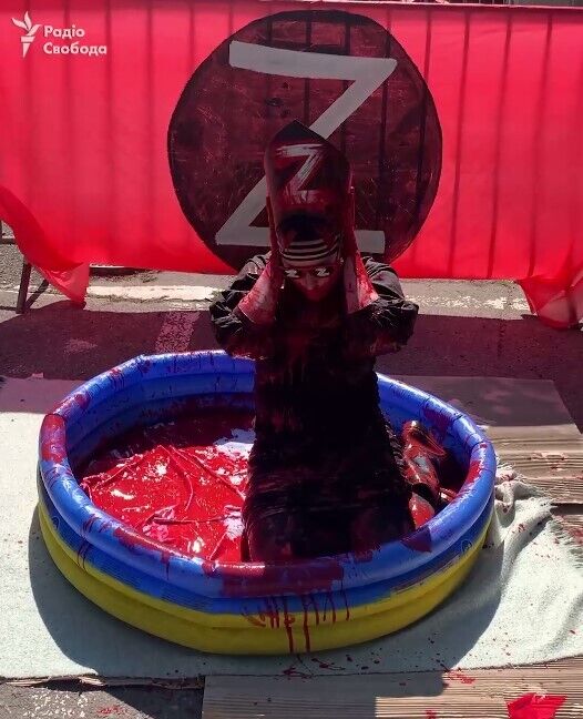 В Праге перед российским посольством устроили "кровавую" акцию, чтобы напомнить о преступлениях РФ в Украине. Видео