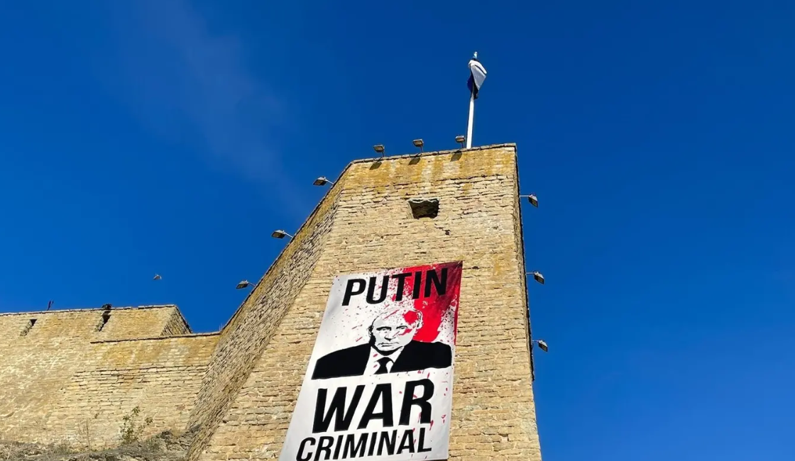 "Путин – военный преступник": в Эстонии устроили знаковую акцию на 9 мая, вызвав негодование у россиян. Фото