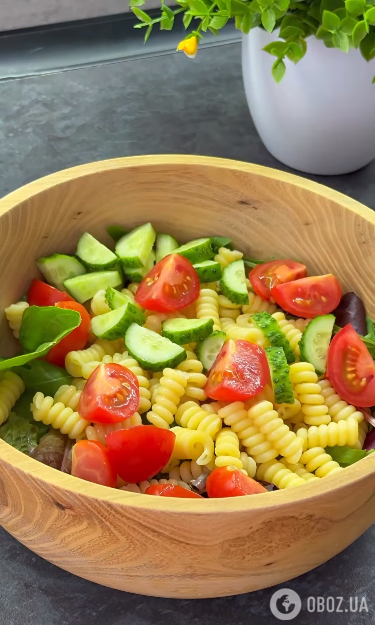 Як з макаронів приготувати смачний салат: із сезонною зеленню та овочами