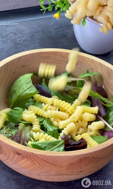 Як з макаронів приготувати смачний салат: із сезонною зеленню та овочами