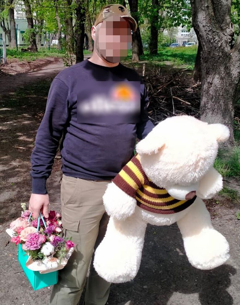 У Києві судитимуть "військового"-рецидивіста, який ошукував продавців квіткових магазинів. Фото