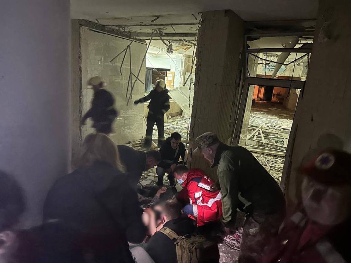 Серед загиблих – дитина: з'явилися нові фото з місця падіння уламків ракет у Києві