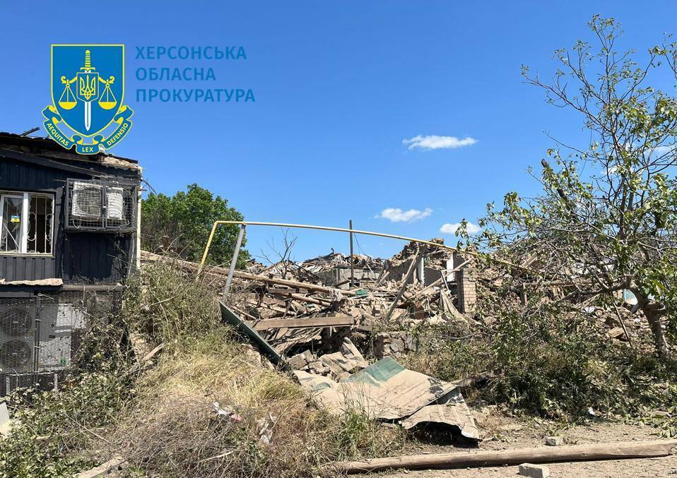 Оккупанты нанесли удар по жилому дому в Херсоне и хлебозаводу в Бериславе: есть раненые. Фото