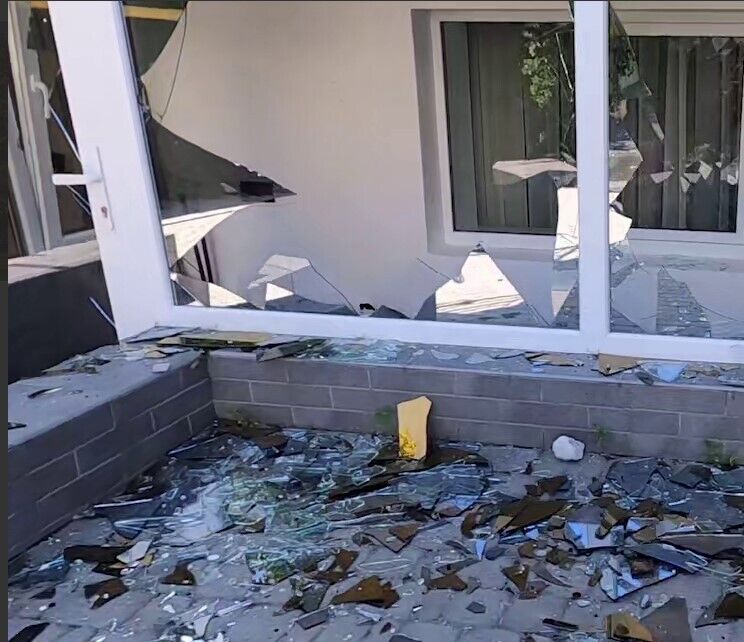 Окупанти завдали удару по житловому будинку в Херсоні та хлібозаводу в Бериславі: є поранені. Фото