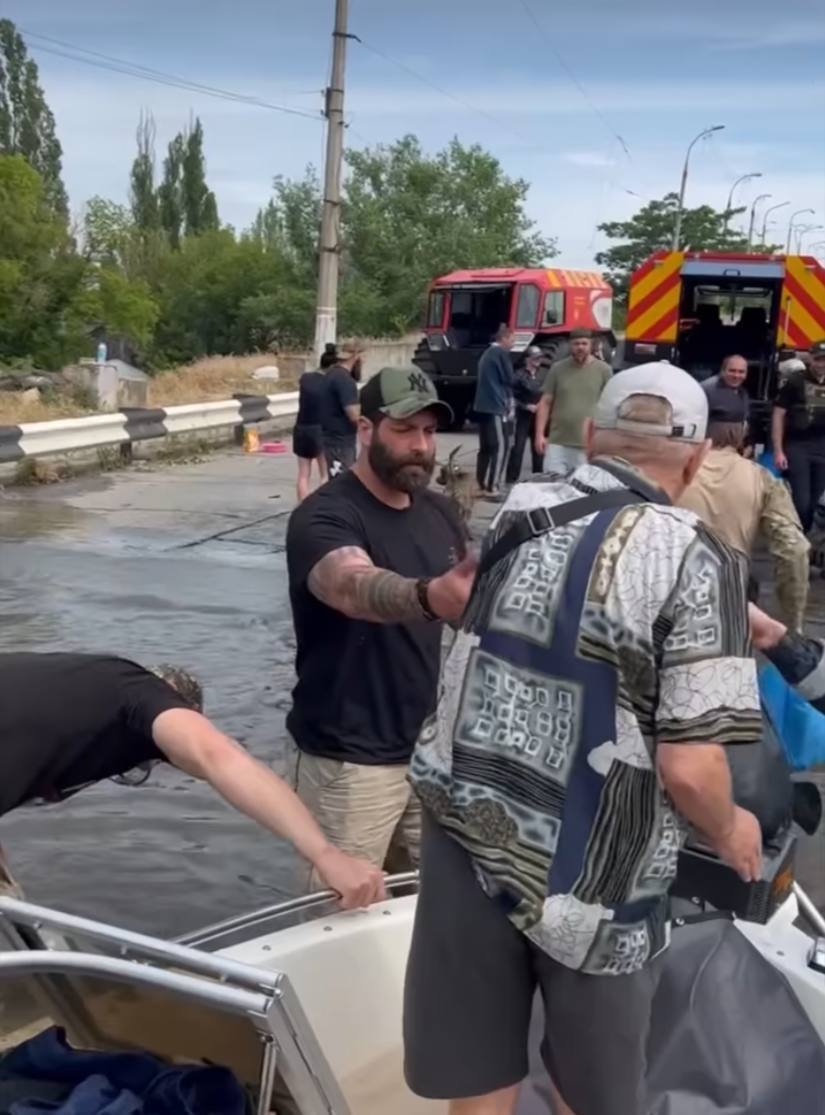 В эпицентре катастрофы: Салем довел до слез украинцев, показав, как спасает людей в затопленном Херсоне. Видео