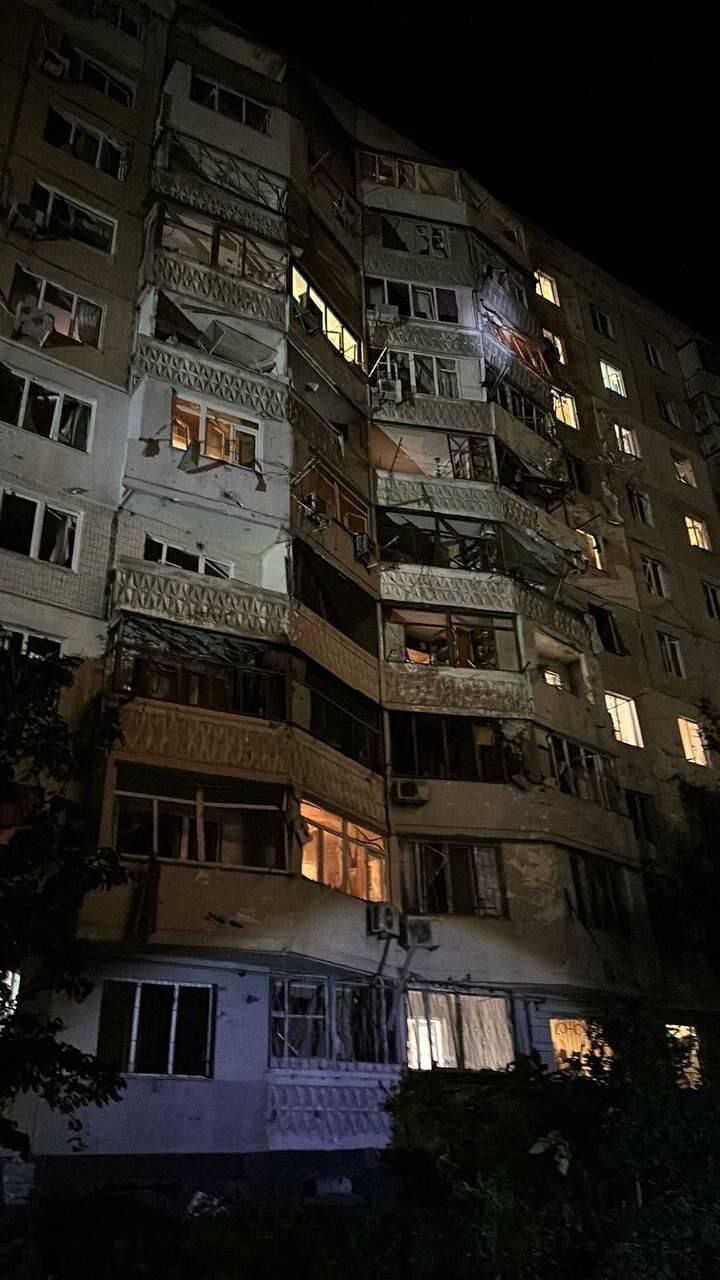 В Одесі уламки "Шахеда" влучили в квартиру багатоповерхівки: загинуло троє людей. Фото і відео