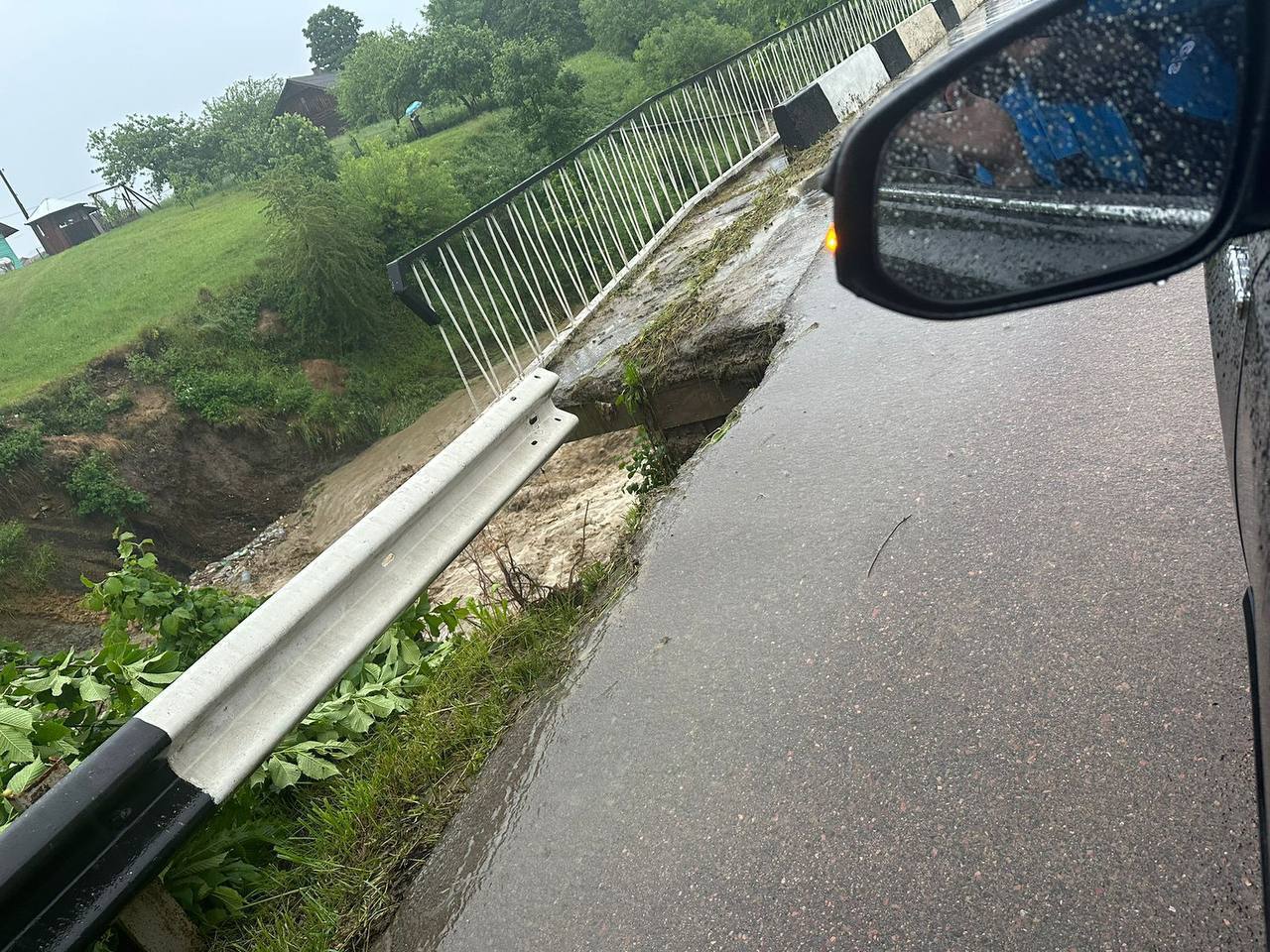 Ужасный паводок на Львовщине: река вышла из берегов и затопила населенный пункт. Видео