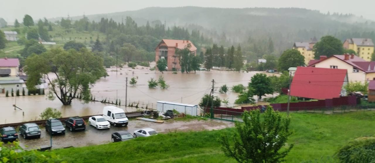 Жахливий паводок на Львівщині: річка вийшла з берегів і затопила населений пункт. Відео