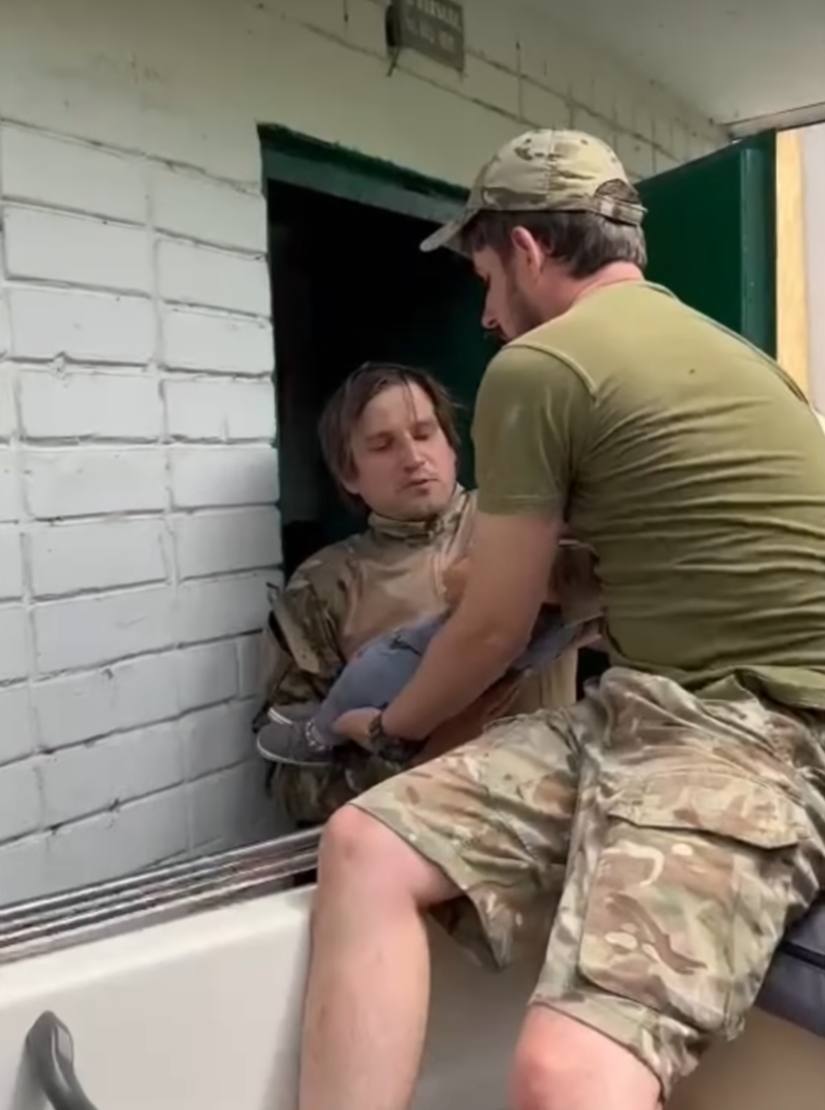 В эпицентре катастрофы: Салем довел до слез украинцев, показав, как спасает людей в затопленном Херсоне. Видео