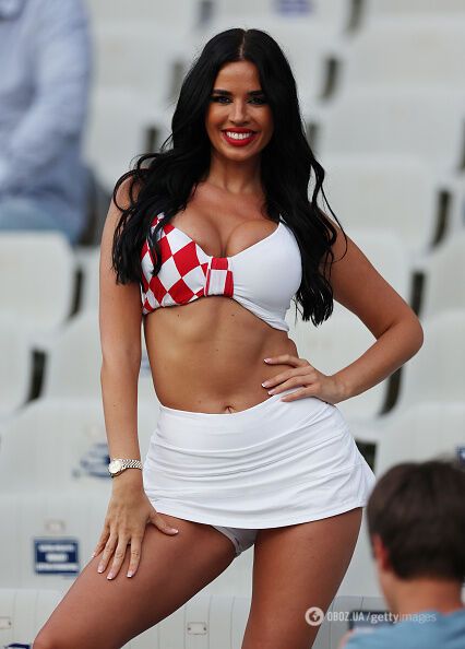 Самая сексуальная болельщица ЧМ-2022 своим нарядом произвела фурор на финале Лиги чемпионов. Фото