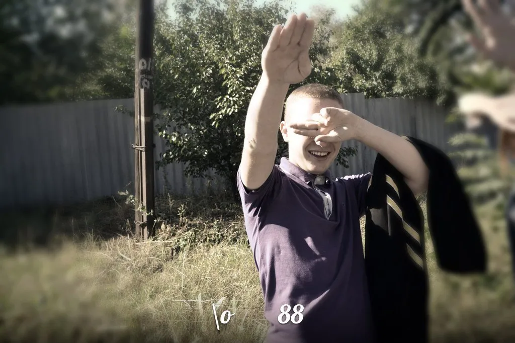 Террорист ДНР с поднятой правой рукой