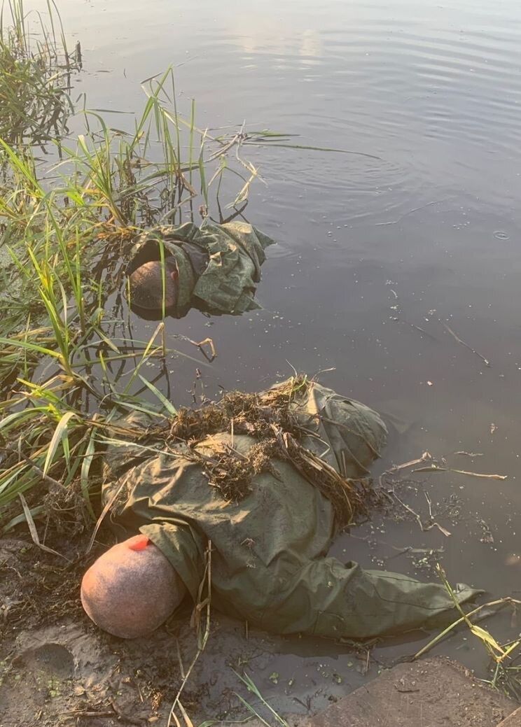 Змило з позицій на лівобережжі Херсонщини: у Білозерці до берега прибило трупи російських військових. Фото 18+