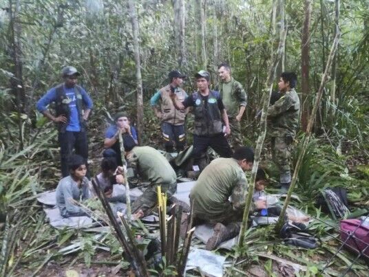 У Колумбії врятували 4 дітей, які дивом вижили в авіакатастрофі і застрягли в непрохідних джунглях. Фото