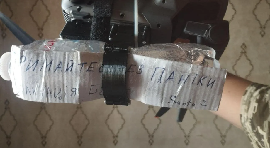 Пробили очередное дно: россияне выдают за свое видео, где украинский военный дроном передает воду жителям Олешек. Фото
