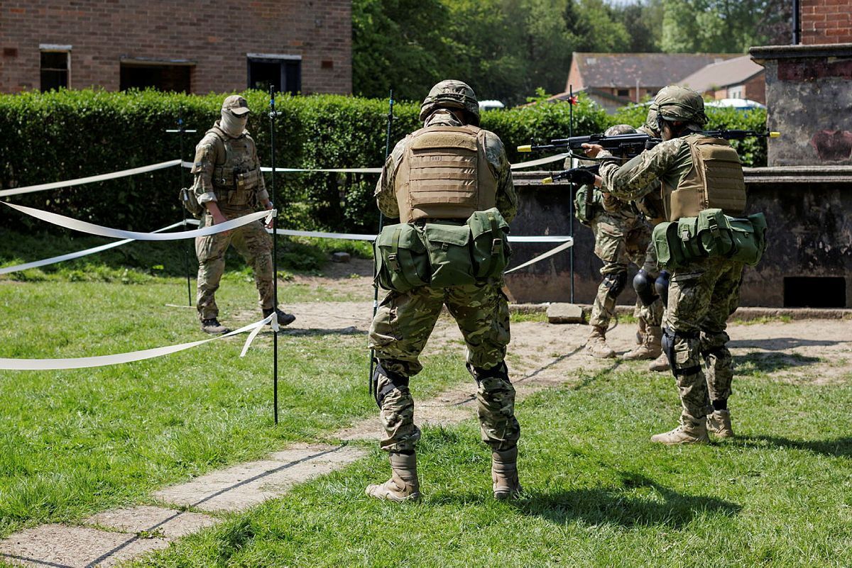 Британский принц побывал на учениях украинских защитников, отрабатывавших штурм. Фото