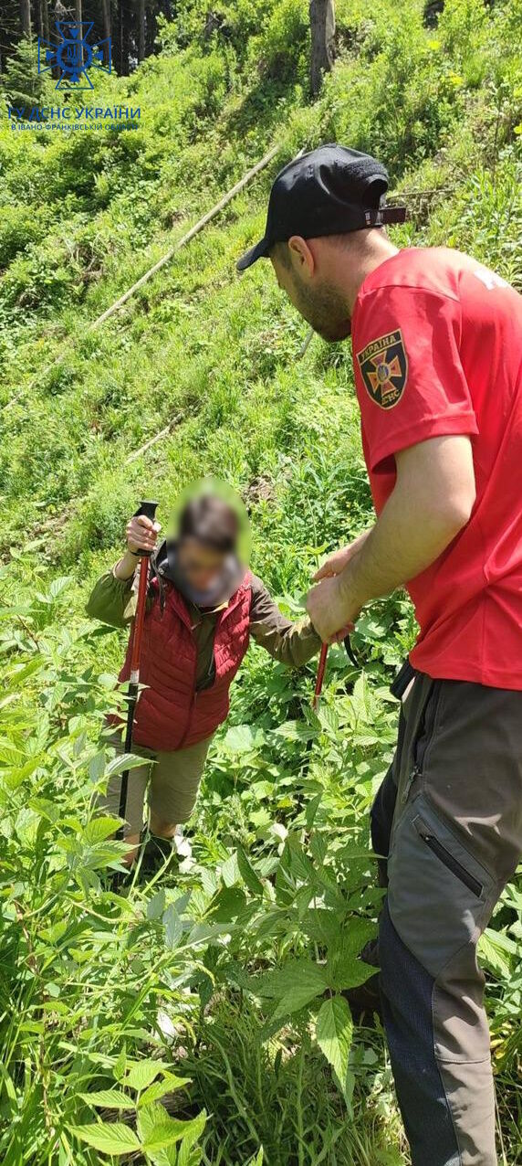 У Карпатах гірські рятувальники знайшли киянку, яка заблукала в горах. Фото