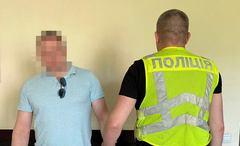 В Киеве владелец Mercedes избил водителя эвакуатора: не понравилось, как стоял спецтранспорт. Фото и видео