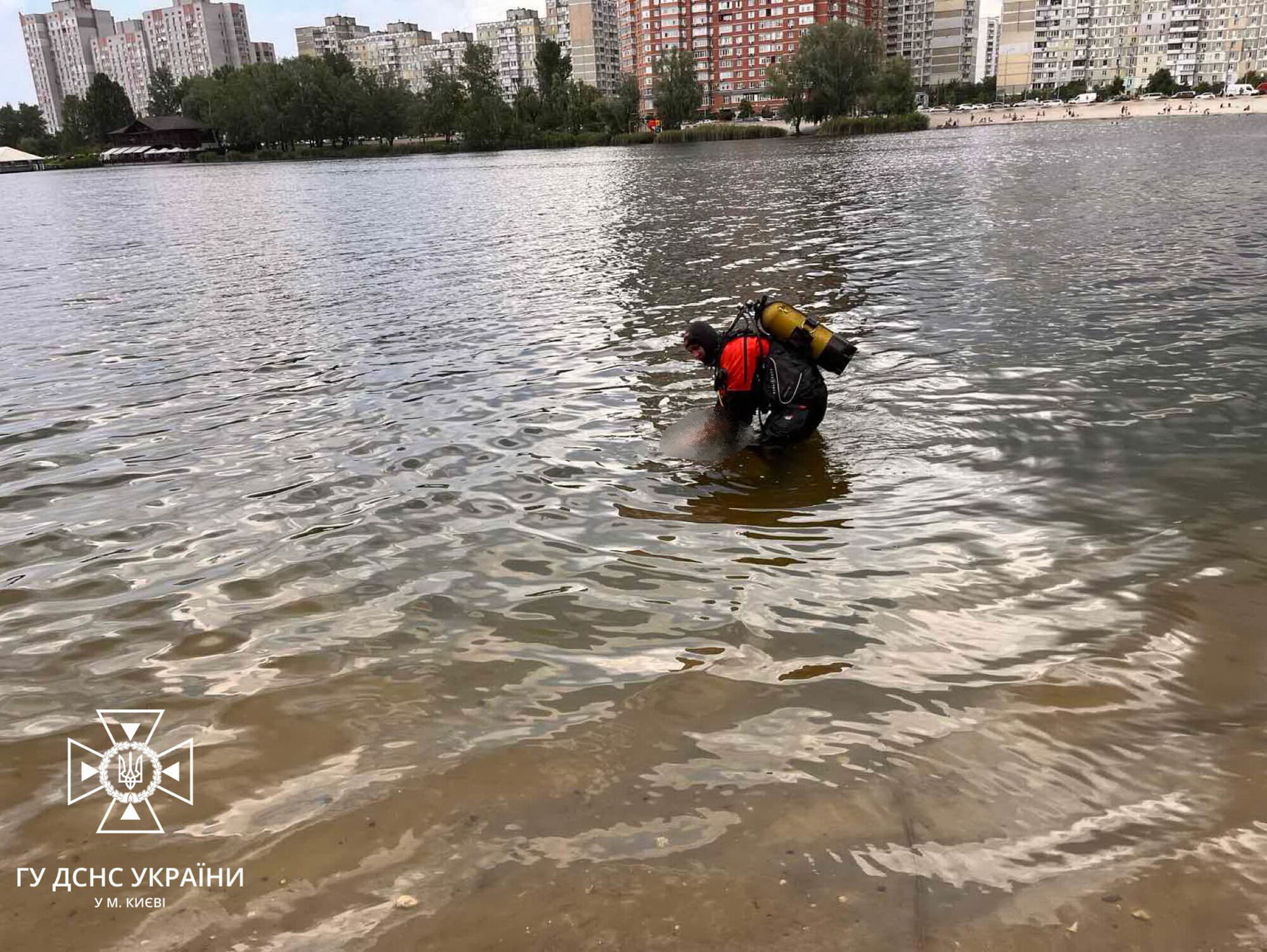 В Киеве в озере "Солнечное" на расстоянии 35 метров от берега обнаружили утопленника. Фото