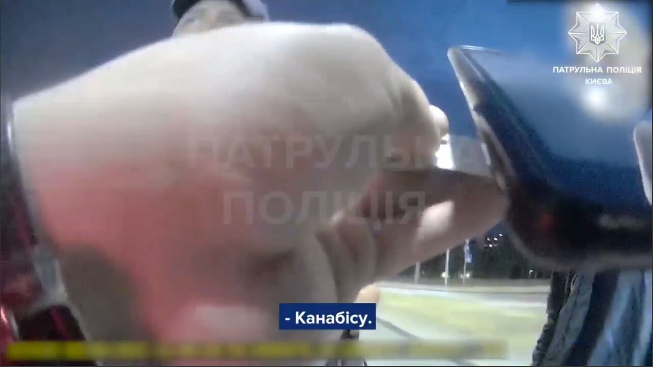 В Киеве прохожий хотел угостить патрульных наркотиками. Видео