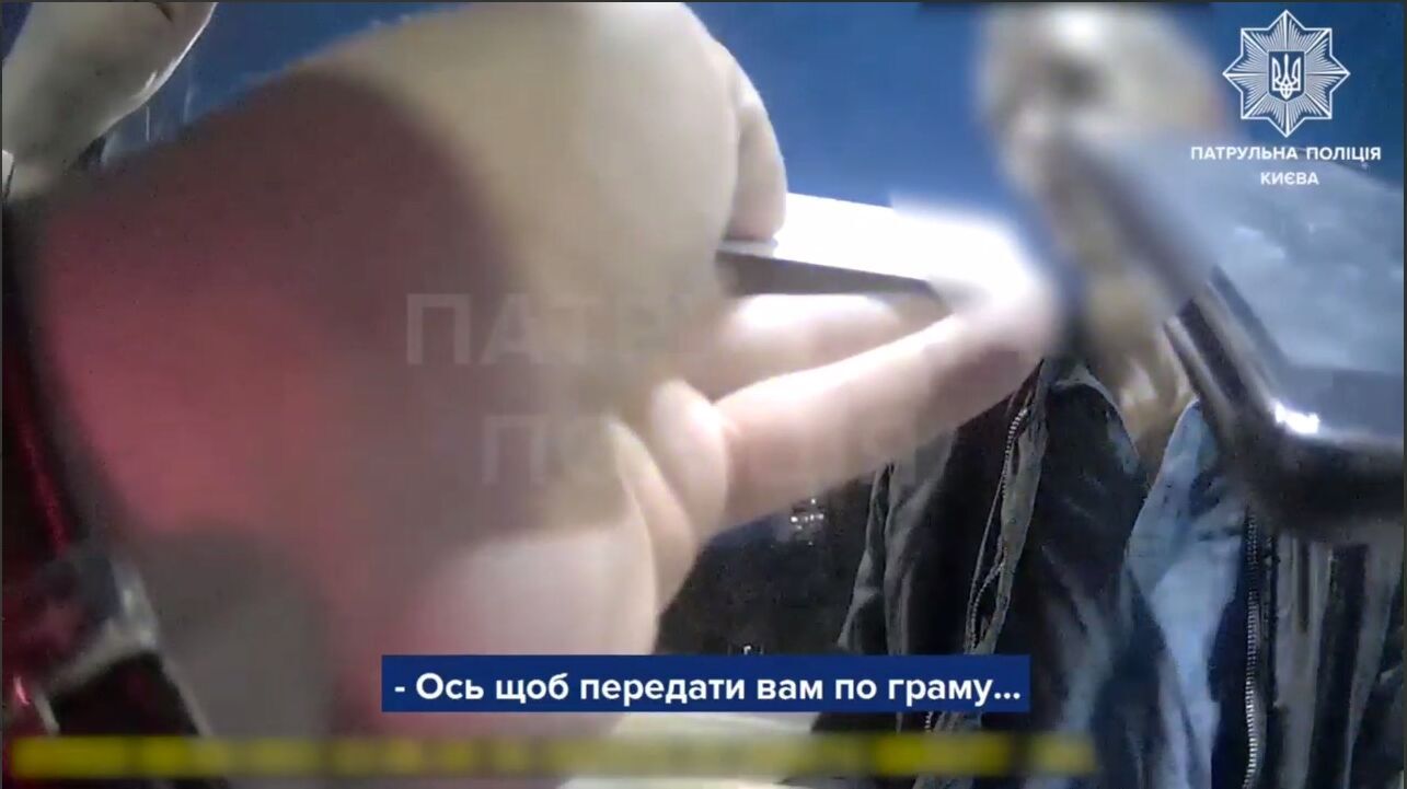 У Києві перехожий хотів пригостити патрульних наркотиками. Відео