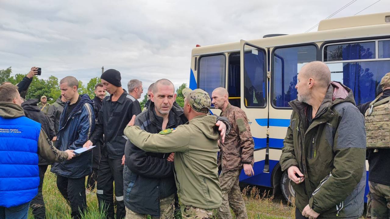 Україна повернула з полону ще 95 захисників: у списку Герої з Маріуполя, ЧАЕС і Зміїного. Фото і відео