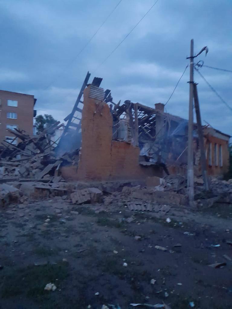 Уничтоженное здание после прилета и пожара