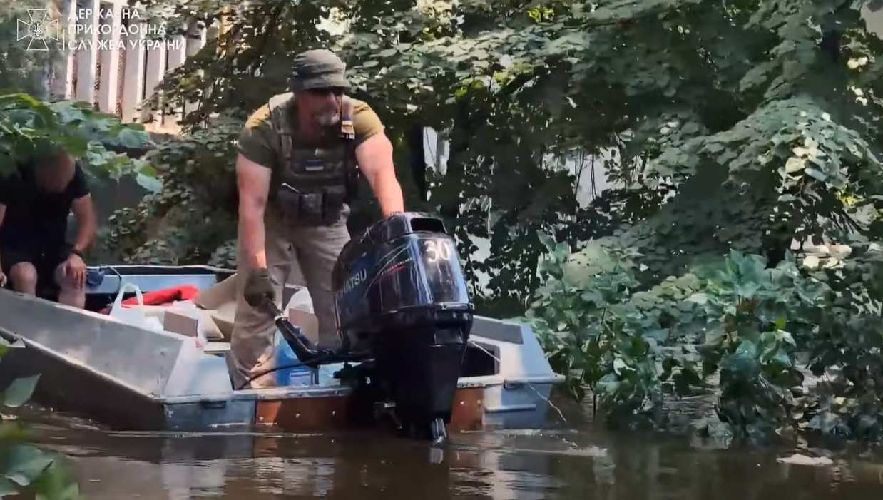 Що зараз відбувається на затоплених територіях на Херсонщині: свіже відео порятунку