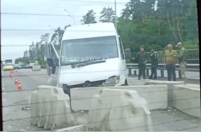 В Киеве маршрутка на скорости протаранила блокпост. Видео