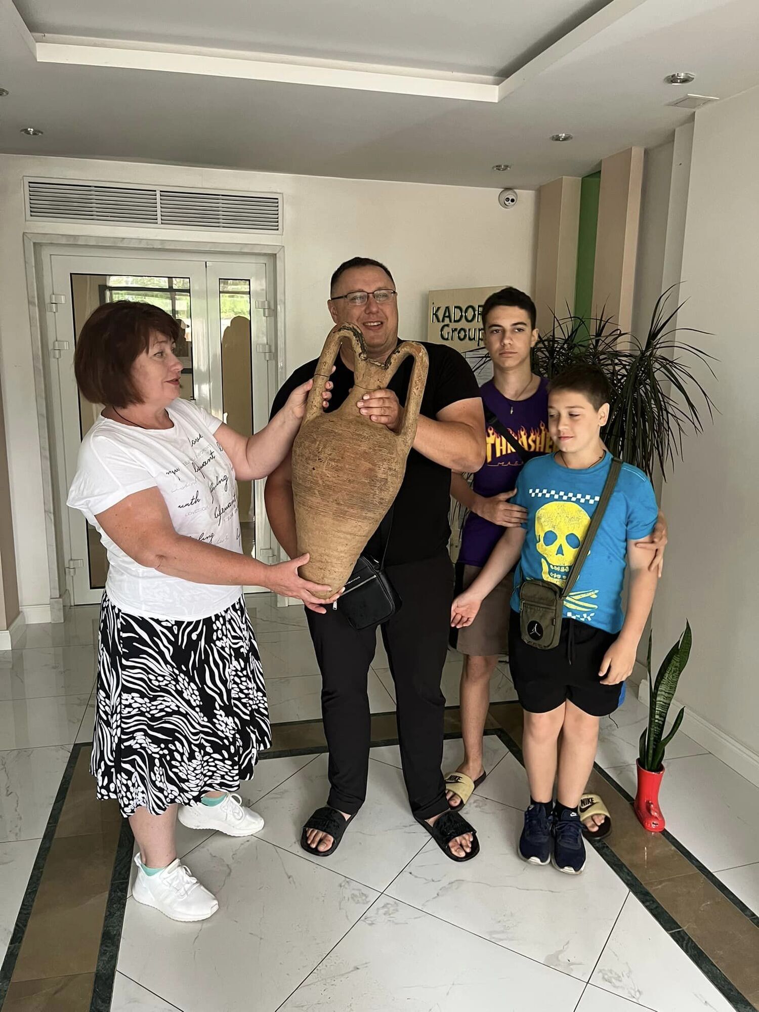 У воді біля одеського пляжу виловили з води візантійську амфору, але українців закликають бути обережними: у чому причина. Фото 