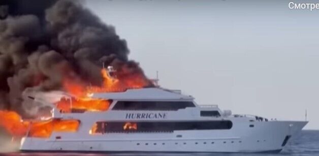 На борту были 29 человек: в Египте произошел масштабный пожар на туристической яхте. Фото и видео