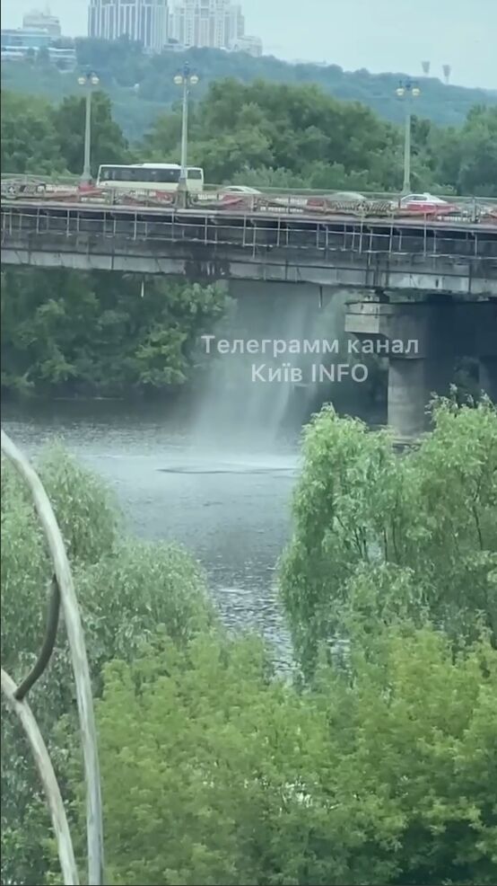 У Києві на мосту Патона через прорив труби з’явився водоспад. Відео