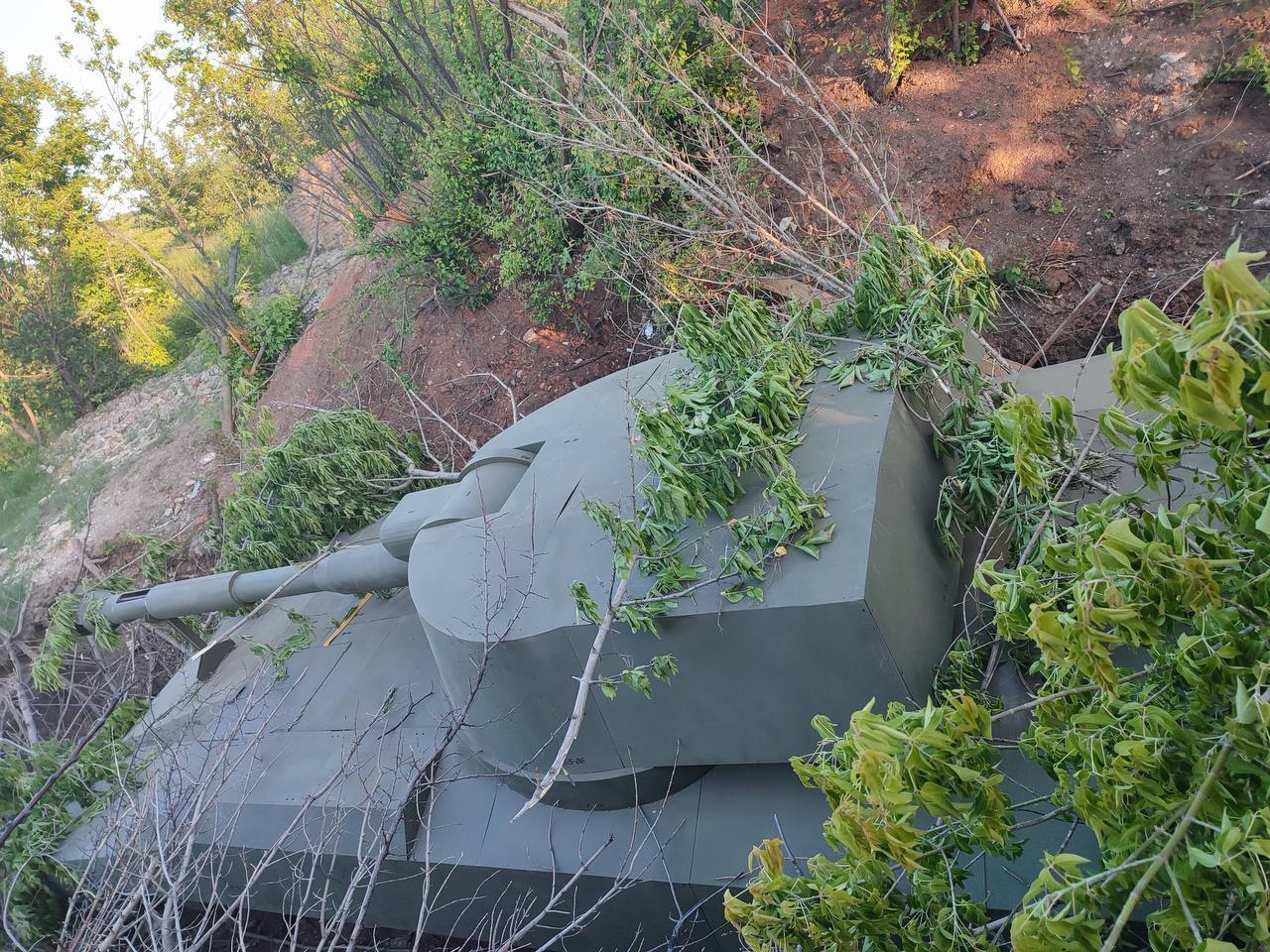 Цього разу макет української гаубиці: російські окупанти знищили черговий муляж військової техніки. Фото