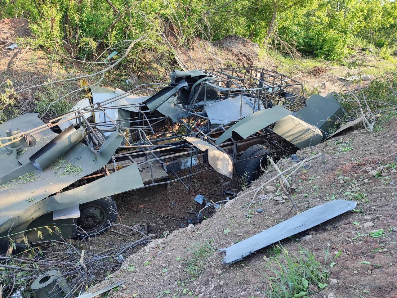 В этот раз макет украинской гаубицы: российские оккупанты уничтожили очередной муляж военной техники. Фото