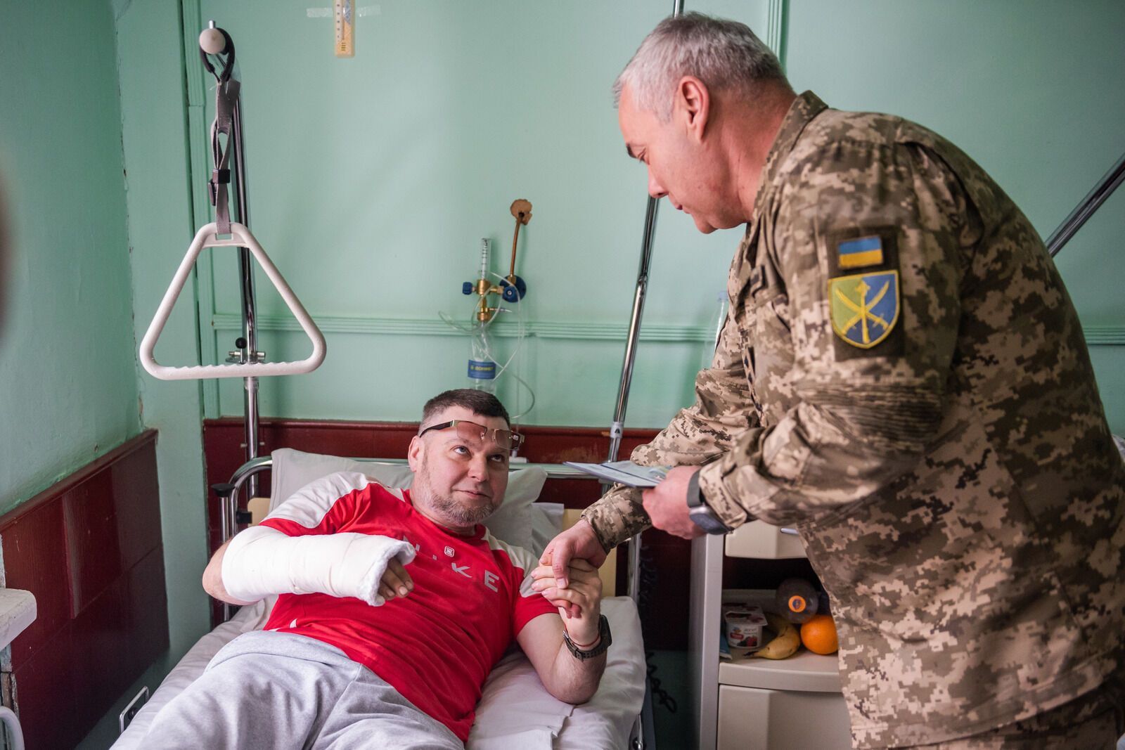 "Пошана та підтримка наших воїнів є одним з основних завдань": командувач Об'єднаних сил ЗСУ Наєв відвідав поранених військовослужбовців. Фото і відео
