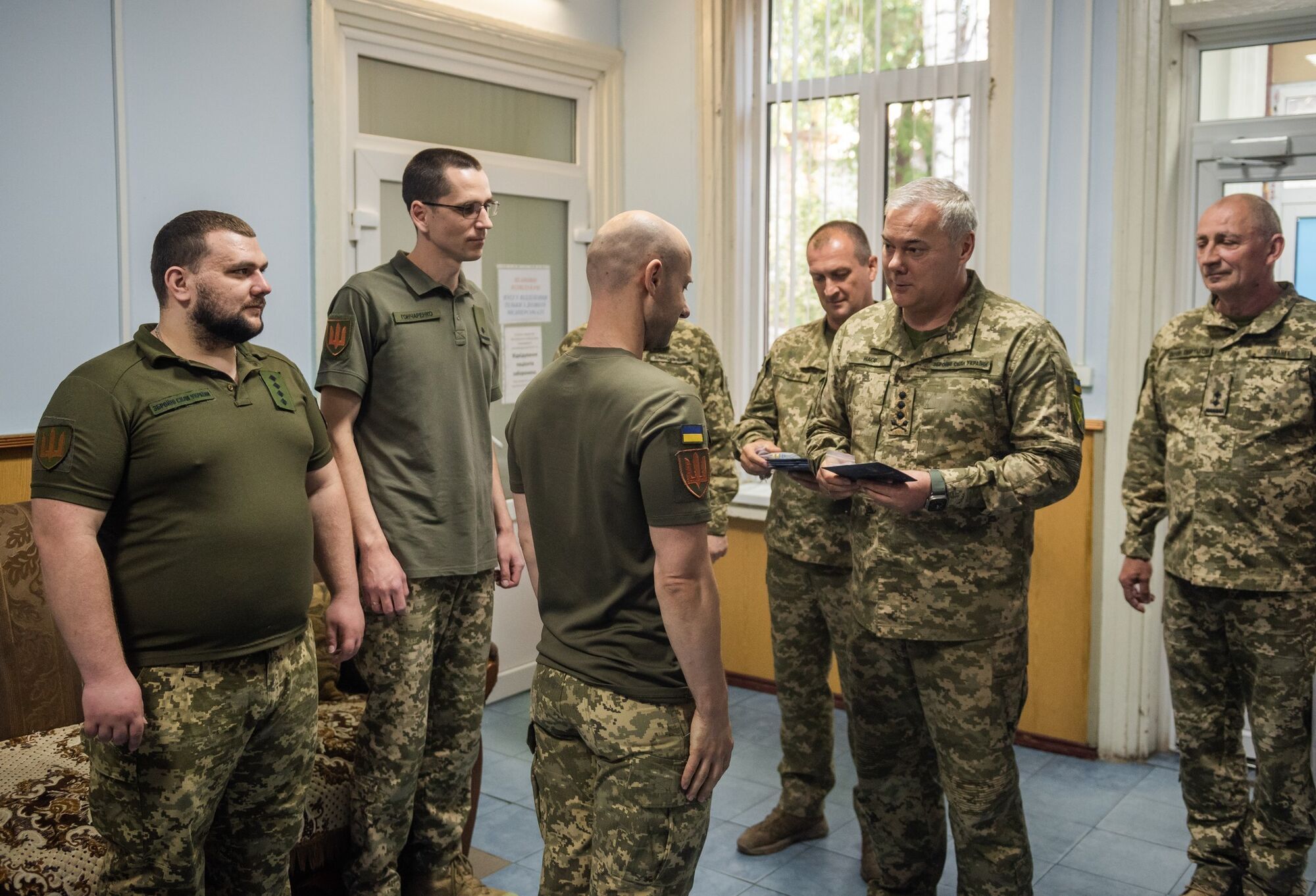 "Пошана та підтримка наших воїнів є одним з основних завдань": командувач Об'єднаних сил ЗСУ Наєв відвідав поранених військовослужбовців. Фото і відео