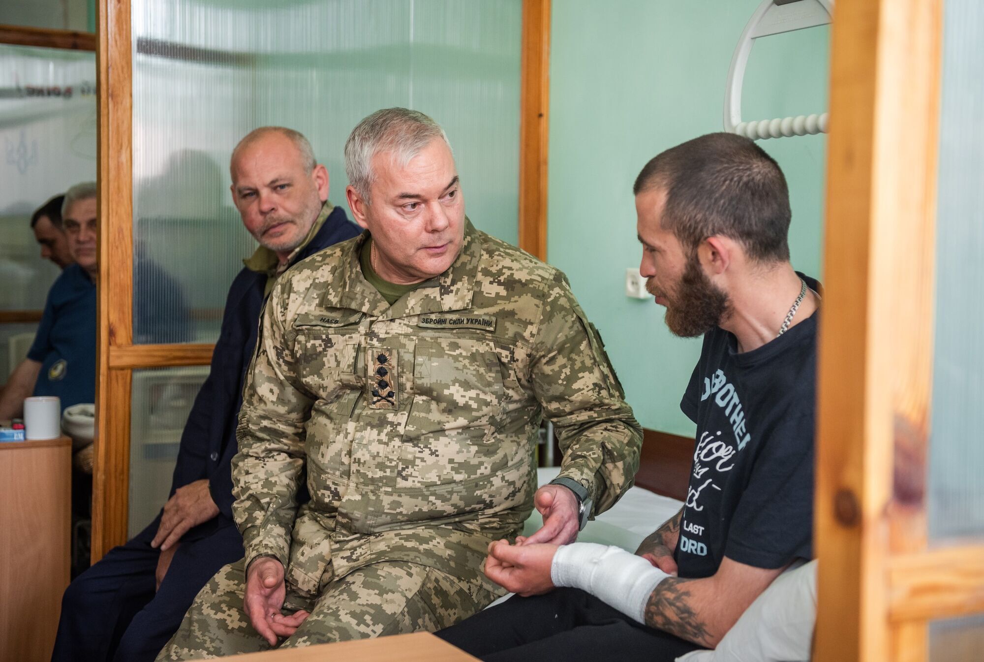 "Уважение и поддержка наших воинов является одной из основных задач": командующий Объединенными силами ВСУ Наев посетил раненых военнослужащих. Фото и видео