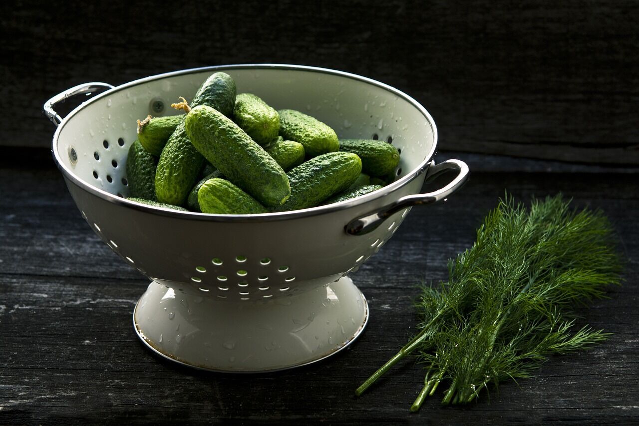 Як не можна консервувати огірки: найпоширеніші помилки, через які овоч псується 