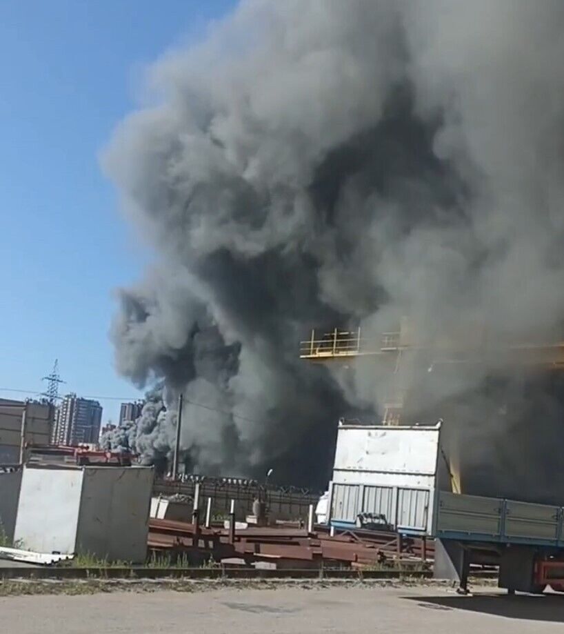 У Санкт-Петербурзі спалахнула потужна пожежа на виробництві, піднялася стіна диму. Відео