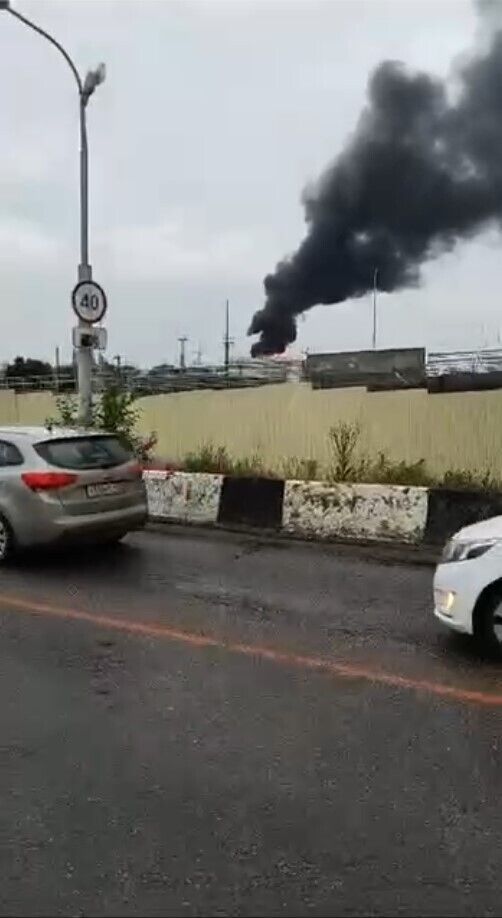 У Краснодарі спалахнула потужна пожежа на нафтобазі: чорний дим видно за кілька кілометрів. Відео
