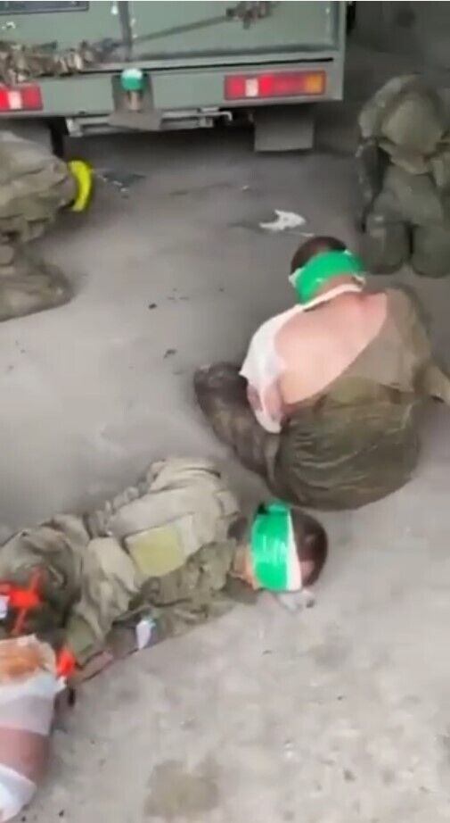 Обрали життя: на Донеччині ще вісім російських окупантів здалися в полон ЗСУ. Відео