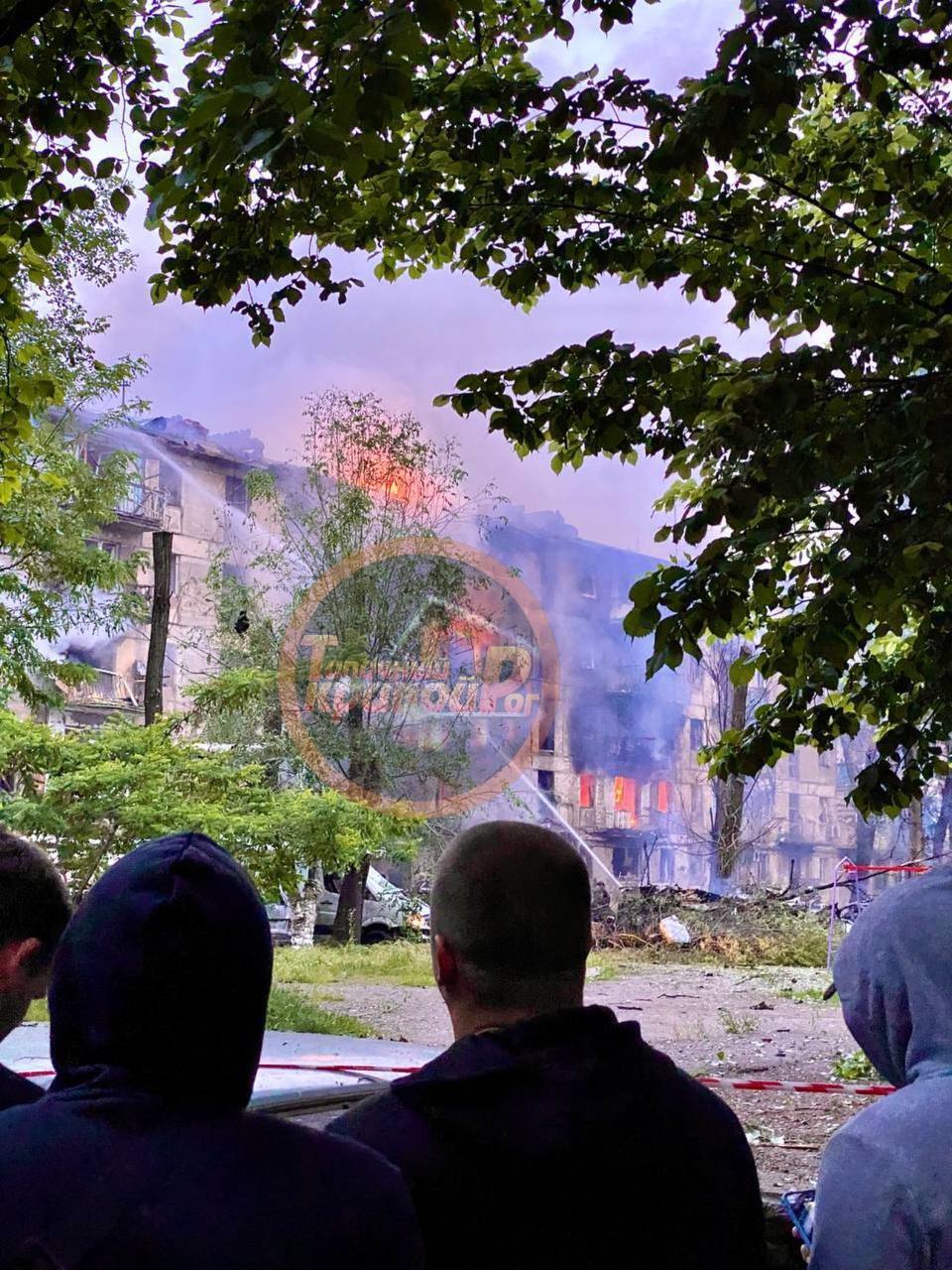 Окупанти вдарили по багатоповерхівці в Кривому Розі, спалахнула пожежа: є загиблі й постраждалі. Фото і відео