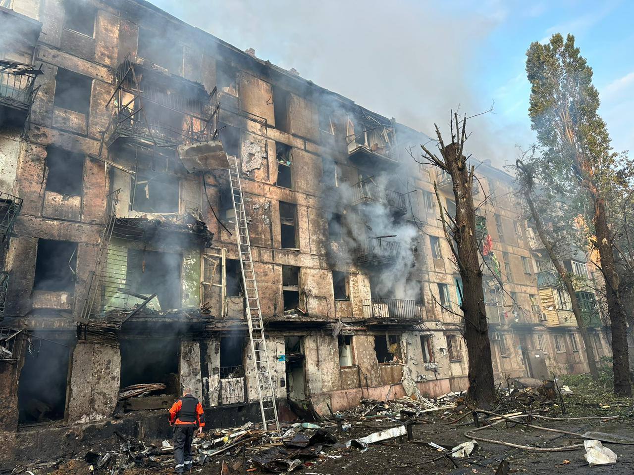 Окупанти вдарили по Кривому Рогу й поцілили в багатоповерхівку: внаслідок атаки 11 людей загинули, десятки поранені. Фото й відео